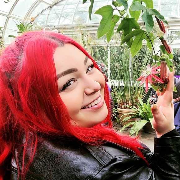 Meet your Posher, Elisa! โ๐ป๐๐ - Picture 1 of 1